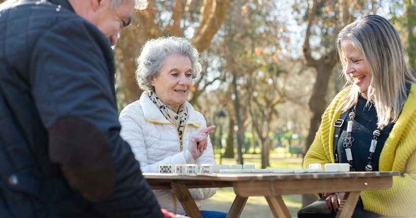 Personas jugando al dominó.