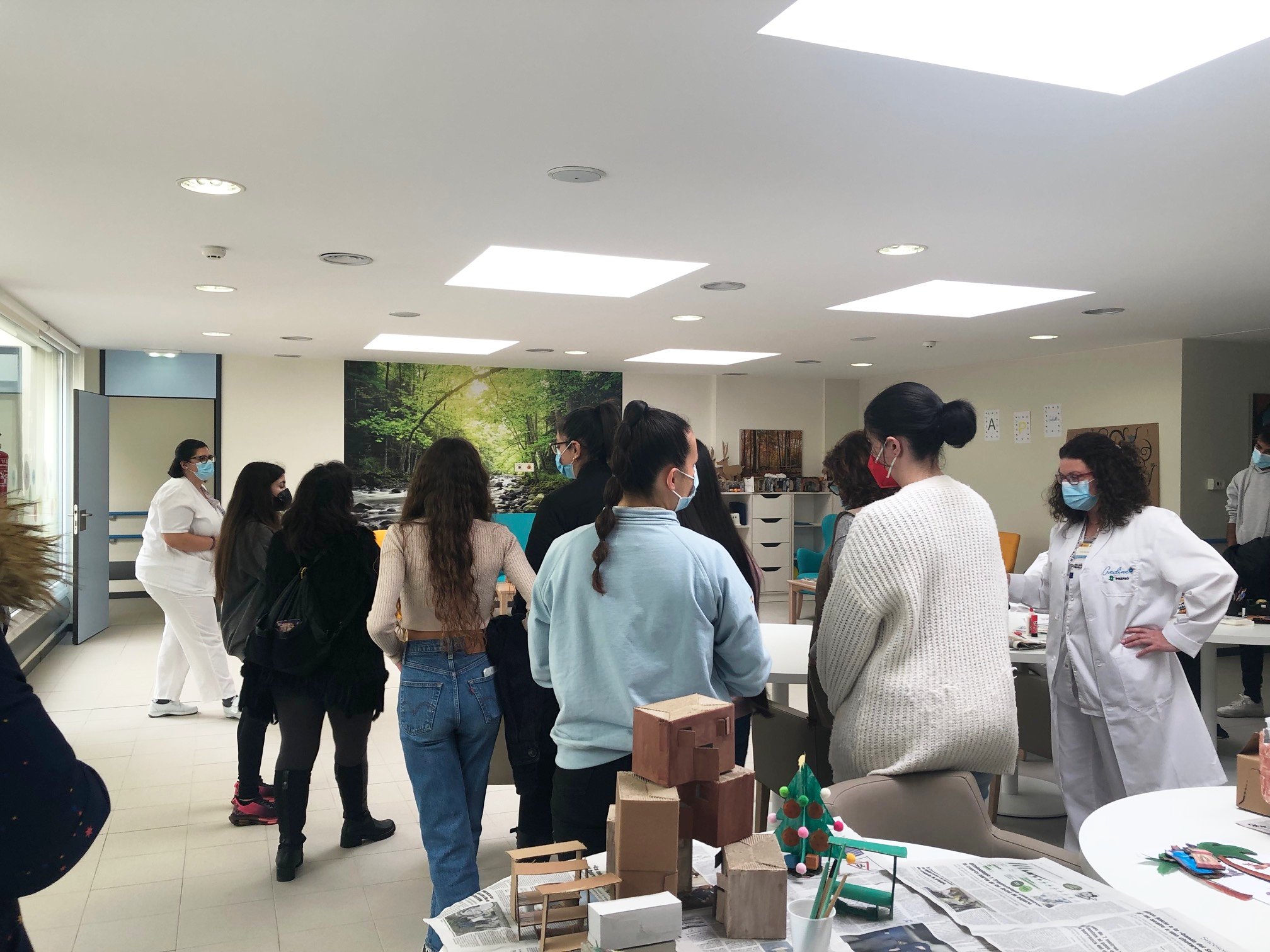 El alumnado del IES La Quintana visitando el centro Credine en Langreo