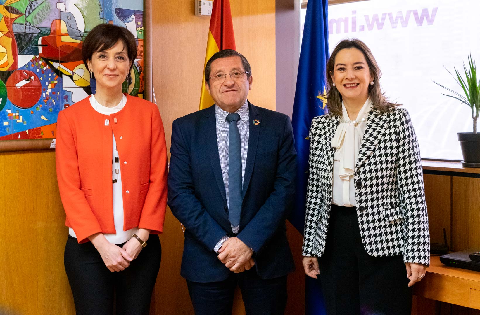 D. Manuel Martínez junto a las representantes de la OISS