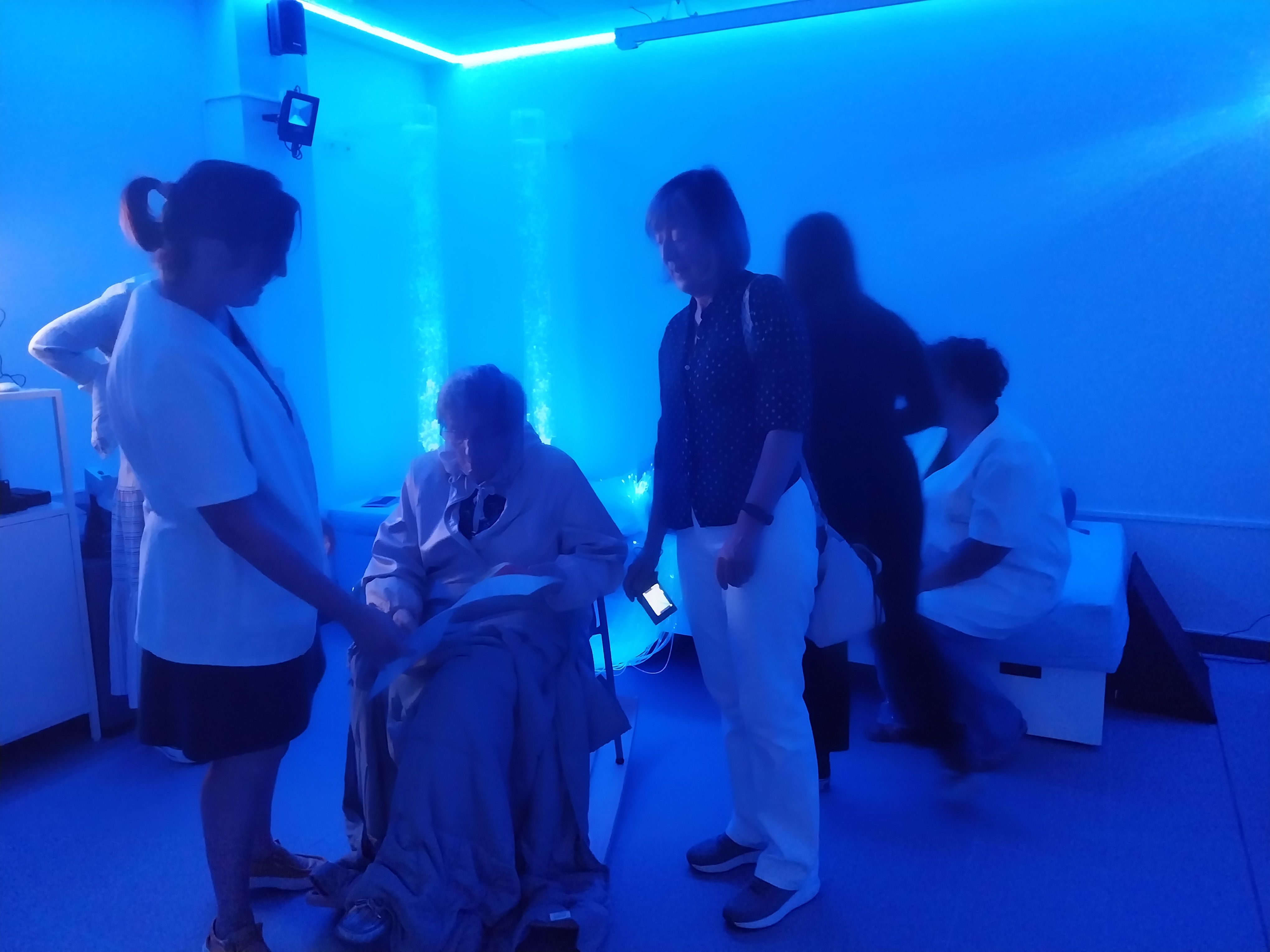 Mujer usuaria del centro de día de Luanco en la sala multisensorial.