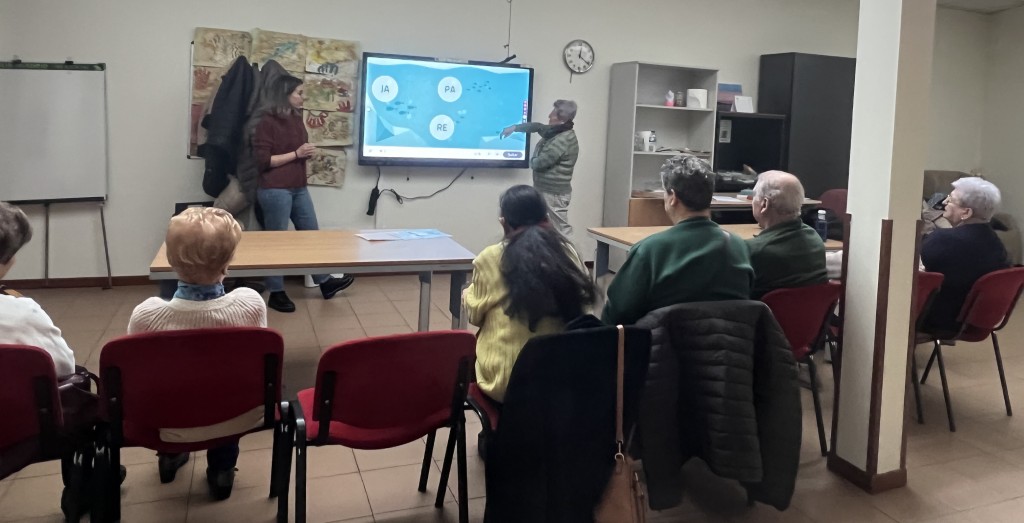 Profesionales y personas usuarias en actividad de estimulación cognitiva.