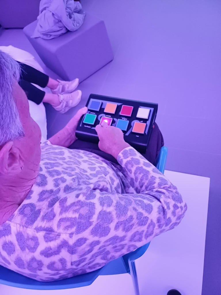 Demostración de programas de estimulación sensorial en la sala multisensorial.